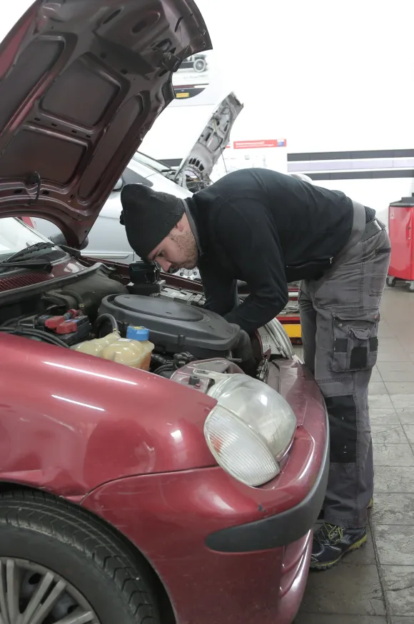 Auxiliar de reparació i manteniment de vehicles lleugers
