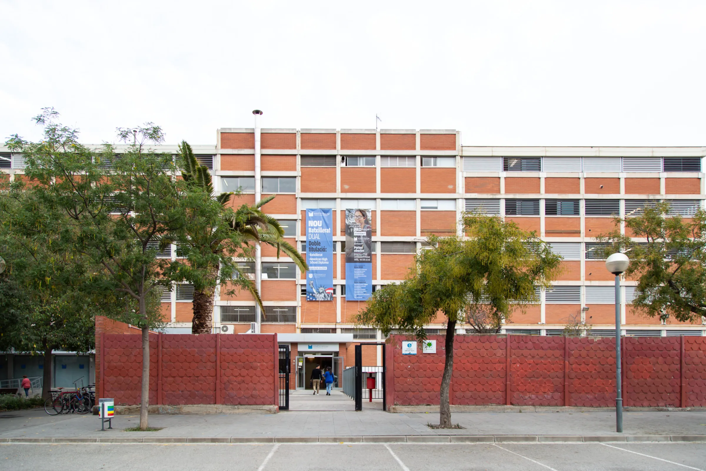 Façana de l'escola Jesuïtes Bellvitge