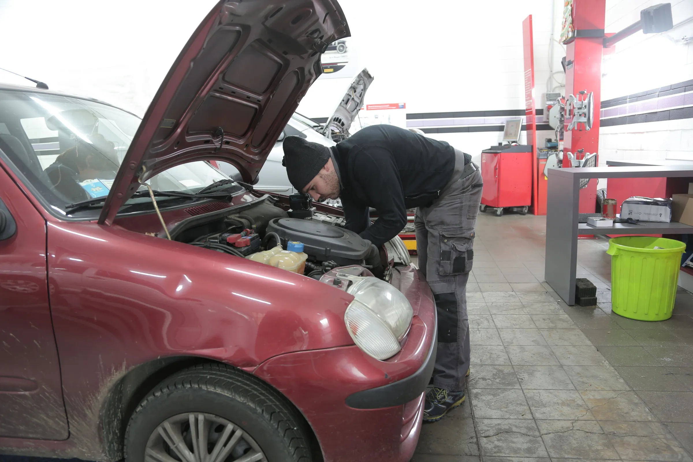 Auxiliar de reparació i manteniment de vehicles lleugers