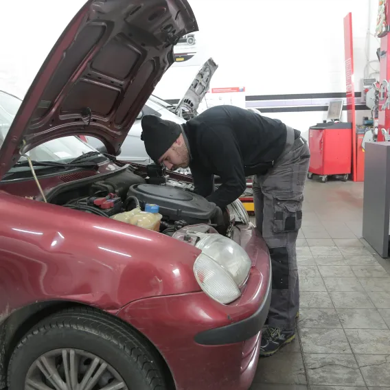 Auxiliar de reparació i manteniment de vehicles lleugers